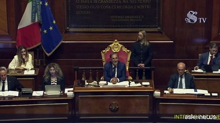 "Faville" tra Giuli e Renzi durante il Question time al Senato