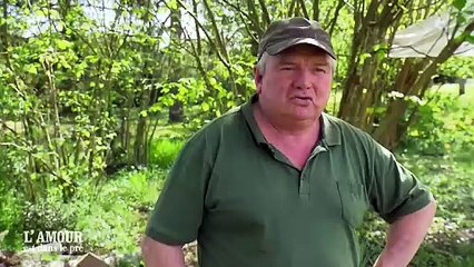 L'amour est dans le pré 2024 : Pascal commence à en avoir marre de Murielle / Tout s'arrange entre l'agriculteur et sa prétendante. Ils finissent par s'embrasser.