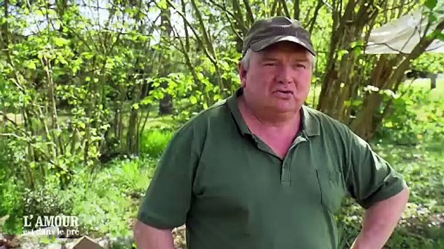 L'amour est dans le pré 2024 : Pascal commence à en avoir marre de Murielle / Tout s'arrange entre l'agriculteur et sa prétendante. Ils finissent par s'embrasser.