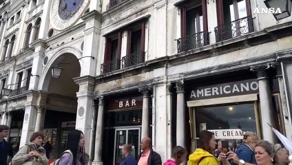 Venezia, caduti frammenti di marmo dalla Torre dell'Orologio a San Marco