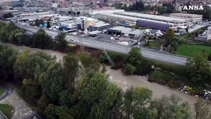 Maltempo nel bergamasco, traliccio alta tensione si inclina e resta in bilico