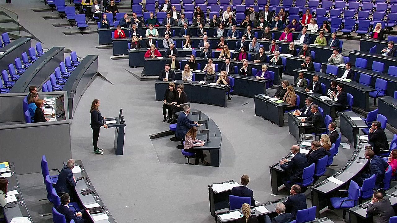 Gehörlose Abgeordnete wirbt im Bundestag für mehr Klimaschutz