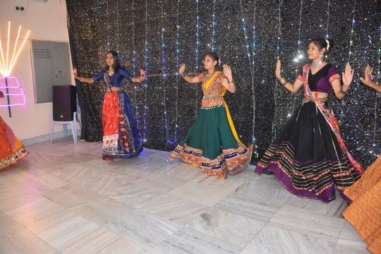 डांडिया के साथ ही एकल नृत्य की दी प्रस्तुति