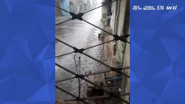Moradores registram enxurradas durante chuva na Vila Samag, em Contagem