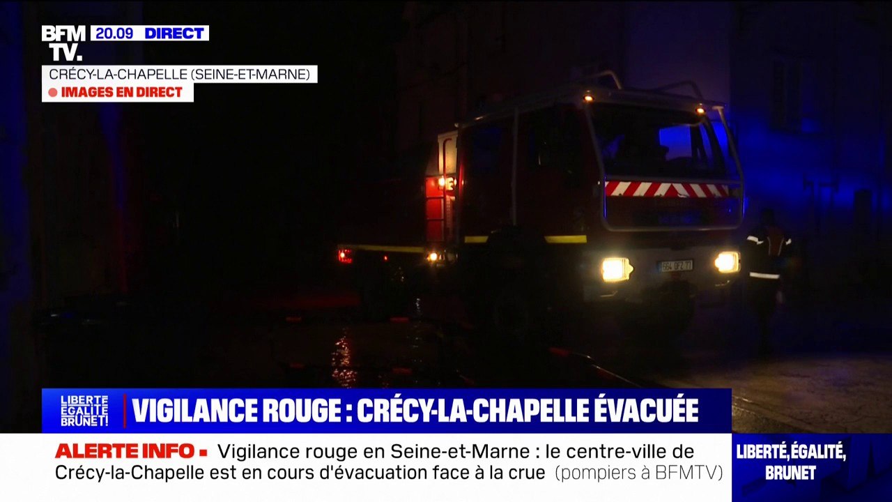 Crécy-La-Chapelle: un bateau déployé par les sapeurs-pompiers pour s'assurer de l'évacuation du centre-ville