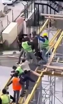 Masiva pelea de obreros que terminó con el despido de todos