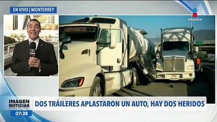 Tráileres aplastan un auto en Escobedo, Nuevo León