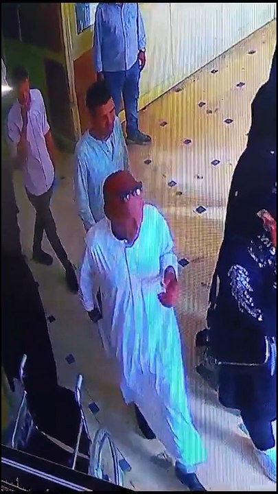 عاطل يتسلل بمستشفى في أسوان ويستولى على هواتف الأطباء ودراجة نارية