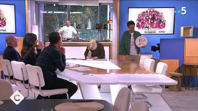 “J’ai une assiette à ton effigie” Jamel Debbouze surprend Anne-Elisabeth Lemoine dans C à vous
