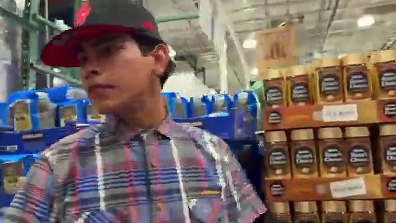 ASÍ NOS DIVERTIMOS EN LA ESQUINA QUE PREDOMINA CON LOS TOYS HACIENDO