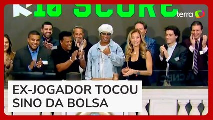 Ronaldinho vira acionista de time dos EUA e toca sino da Bolsa de Nova York