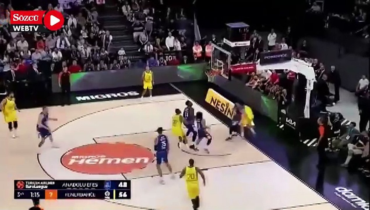 Anadolu Efes-Fenerbahçe Beko maçında yumruk yumruğa kavga