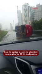 Ford Ka perdeu o controle e tombou na marginal da BR 101 em Itapema