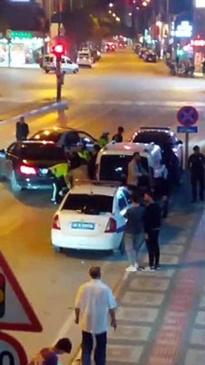 İnegöl'de şehir merkezinde gergin anlar! Polis havaya ateş etti