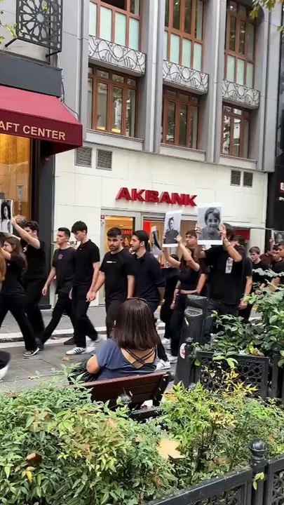 İstanbul Erkek Lisesi öğrencileri, kadın cinayetlerine dikkat çekmek için yürüdü