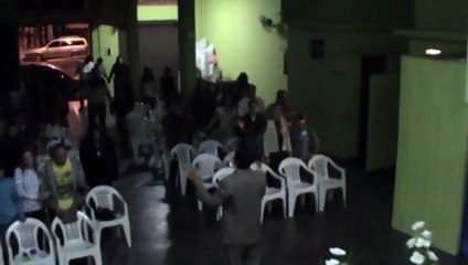 Ap Paulo Gerald em uma ministração com o cantor Alex Santos.Ouça este cantor muito forte .