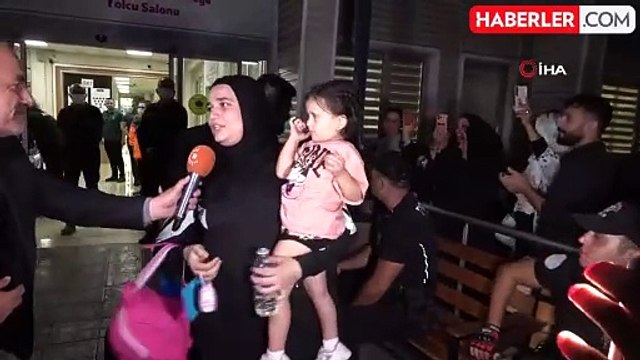 Lübnan'dan Tahliye Edilen Türkler Mersin'de Alkışlarla Karşılandı