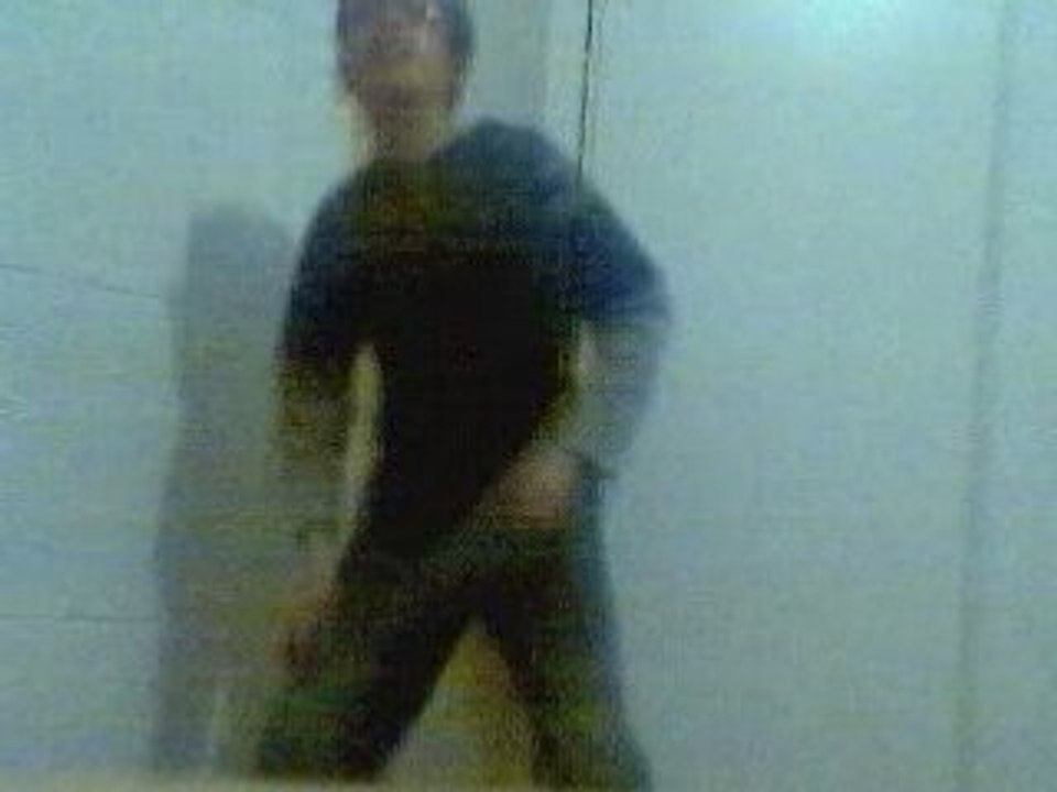 Bastien danse la tecktonik