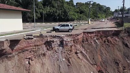 Autoridades resgatam corpos de criança e adulto desaparecidos após deslizamento no Amazonas