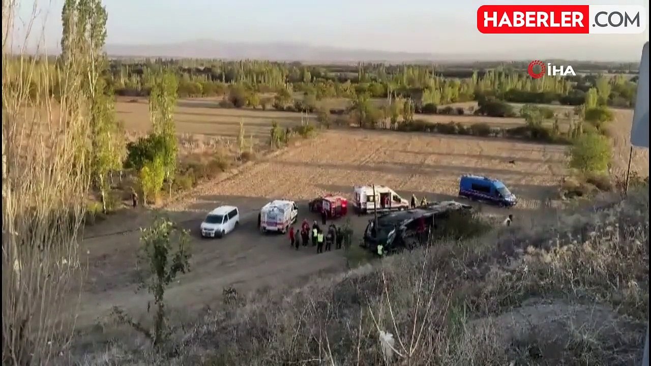 Afyonkarahisar'da Yolcu Otobüsü Şarampole Devrildi: 21 Yaralı