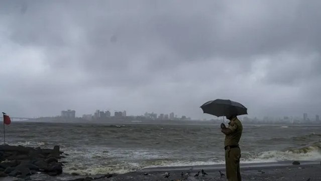 Mumbai Rain: मुंबई में तेज बारिश ने मचाया कोहराम, कई इलाकों में हुआ जलभराव