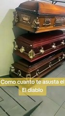 Un joven fue atacado por un “fantasma” en una funeraria y el video causó escalofríos: “Me voy de acá”