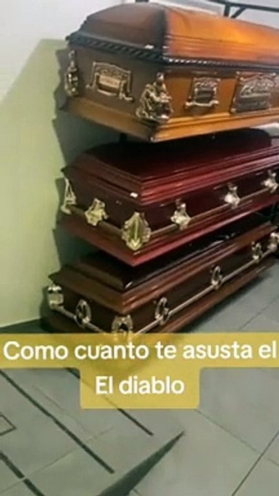 Un joven fue atacado por un “fantasma” en una funeraria y el video causó escalofríos: “Me voy de acá”