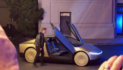 ماسك يستعرض سيارة أجرة آلية طال انتظارها