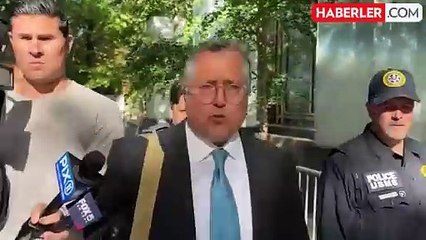 Mahkemeye zincirle getirilen Diddy, duruşma boyunca etrafına bakıp sırıttı