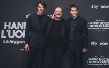 PROVA L'incredibile storia degli 883 merita una serie: perché vedere, da oggi, "Hanno ucciso l'uomo ragno”