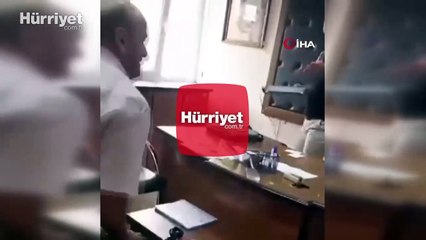 Öfkelendi, müdür odasına balyozla dalıp masayı parçaladı!