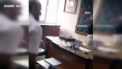 Öfkelendi, müdür odasına balyozla dalıp masayı parçaladı