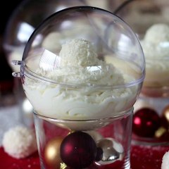 Crema raffaello, il dolce al cucchiaio da favola in una pallina di natale
