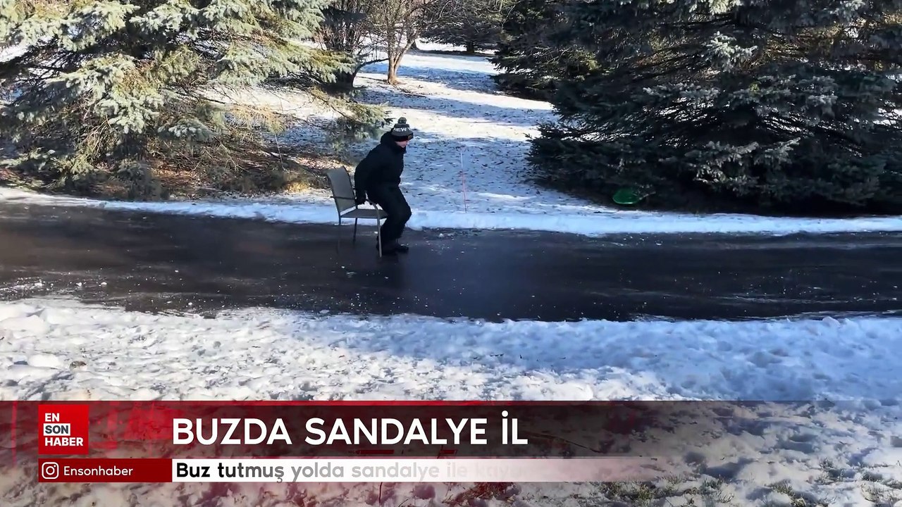 Buz tutmuş yolda sandalye ile kayan çocuk