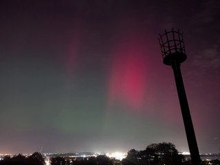 Stunning Northern Lights Illuminate Gravesend’s Windmill Hill ✨