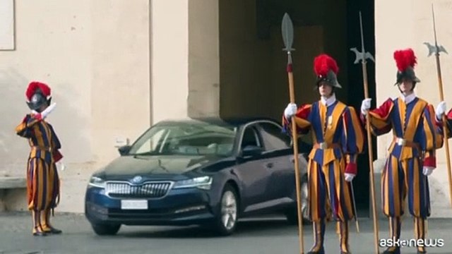 Zelensky arriva in Vaticano per l'incontro col Papa