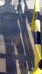 Écoulement d'eau issue de la nappe phréatique rejetée par une résidence traverse Grandjean à Marseille.