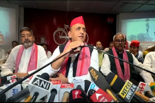 Video: Akhilesh Yadav का बड़ा हमला: लखीमपुर थप्पड़ कांड पर BJP को घेरा, JPNIC विवाद में सरकार पर साधा निशाना
