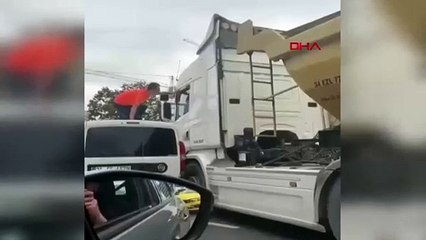 İstanbul trafiğinde eşi benzeri görülmemiş kavga: Boyu yetmeyince...