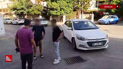 Antalya'da kaza yapan çocuklar polis ekibi gelmeden olay yerinden kaçtı