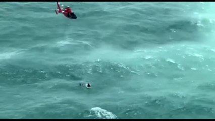 Milton, sopravvive per ore in mare aggrappato a una borsa termica