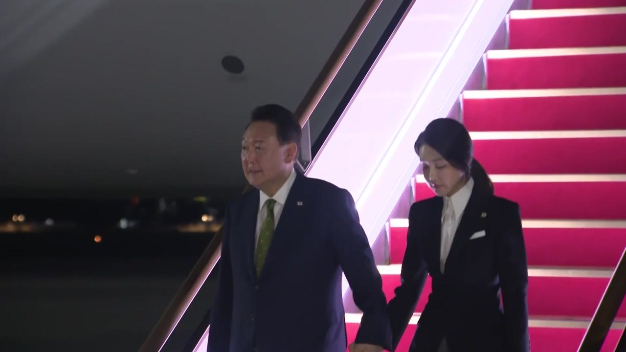 윤 대통령, 동남아 순방 마치고 귀국...한동훈 대표와 악수 / YTN