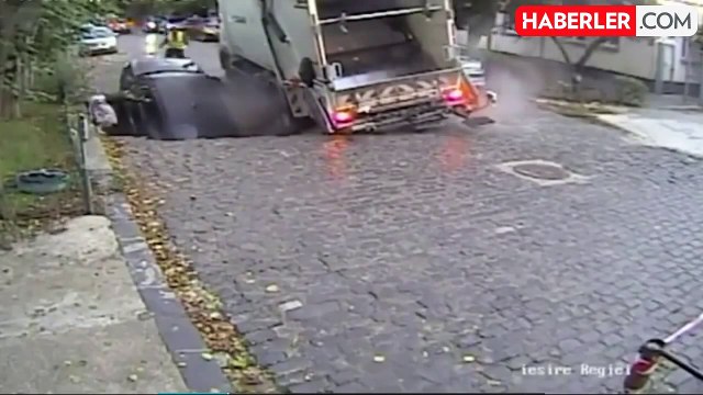 Romanya'da yolda açılan dev çukur, anne ve 5 yaşındaki oğlunu yuttu