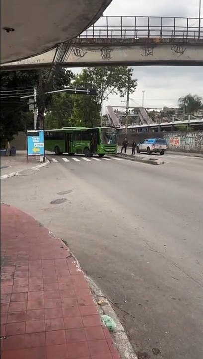 Guerra em Caxias! ônibus são utilizados por criminosos para impedir operação da PM
