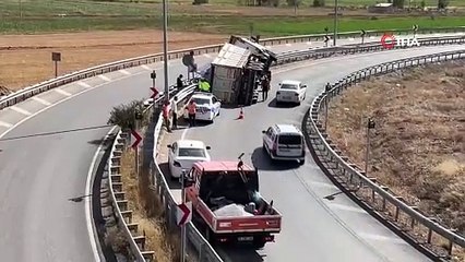 Keskin virajı alamayarak tırı devrildi, sürücünün üzüntüsü görenleri de üzdü