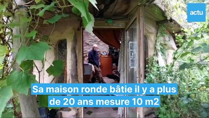 Alexis vit dans une maison en terre en forêt de Brocéliande