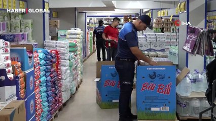 Mide bulandıran görüntüler: Yemek ve tatlıların içinden böcekler çıktı!
