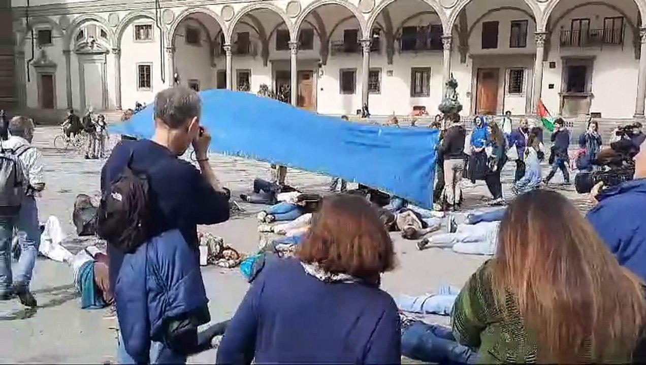Firenze, i Fridays for Future tornano in piazza e simulano la distruzione di un alluvione: "Non c'? pi? tempo"