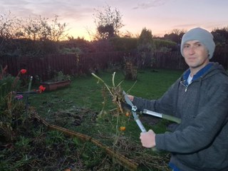 Télécharger la video: Chop and drop composting and mulching for winter - Gardening with Brendan