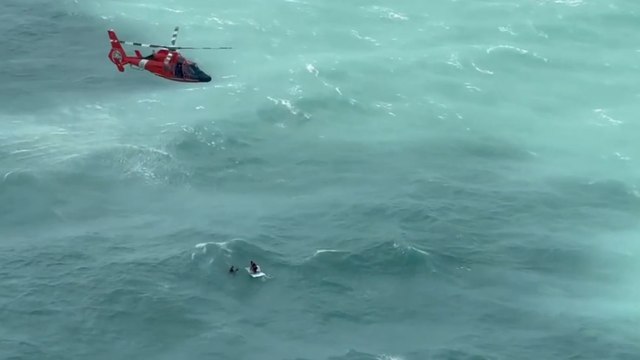 Un pêcheur secouru après avoir passé plusieurs heures accroché à une glacière au large de la Floride